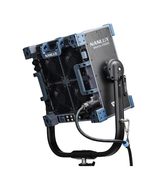 MATRIX 2500C LED FULL-COLOR MULTI-SOURCE SPOT LIGHT WITH FLIGHT CASE