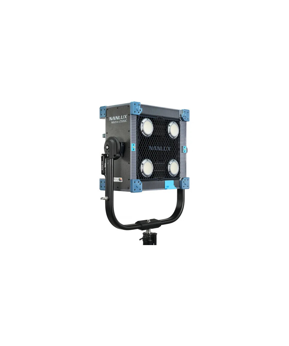 MATRIX 2500C LED FULL-COLOR MULTI-SOURCE SPOT LIGHT WITH FLIGHT CASE