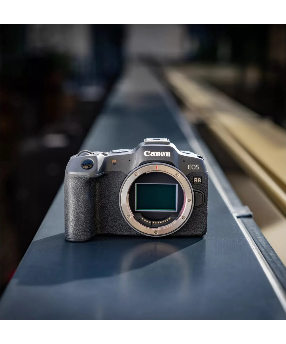 EOS R8 + LP-E17