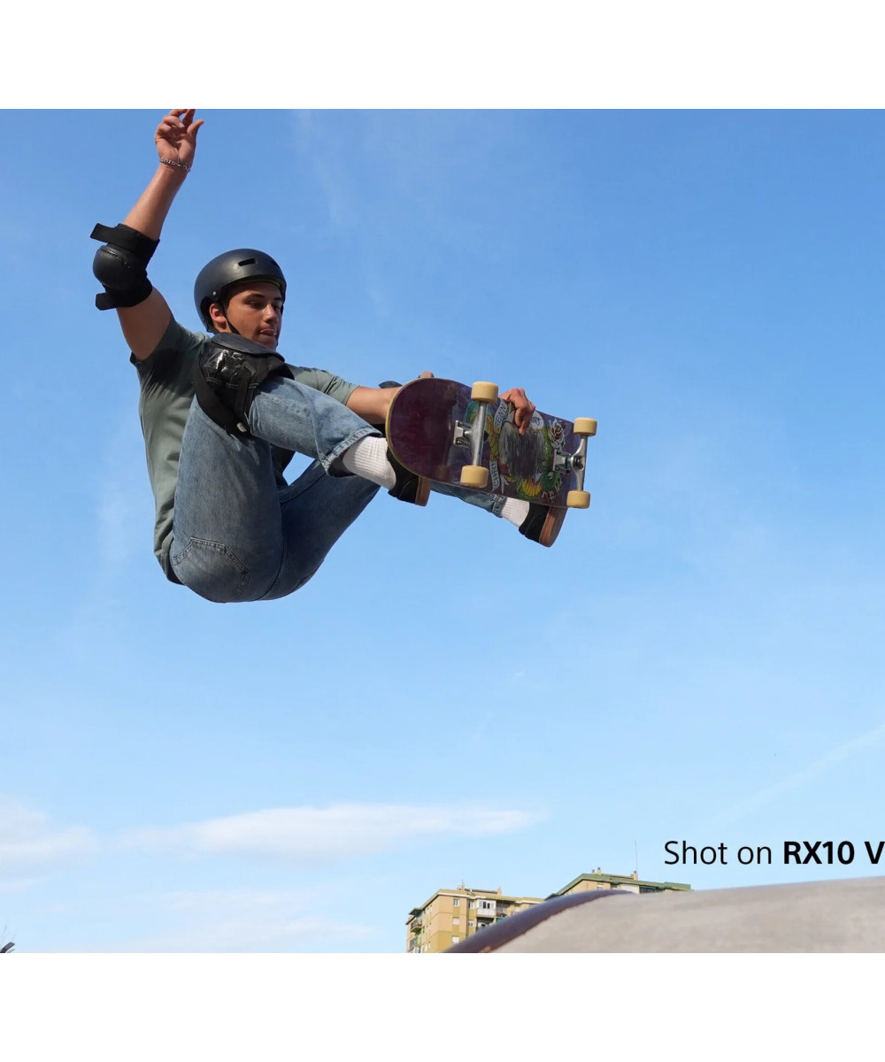 RX10 V con Zoom escursione da 24 a 600 mm e video in 4K a 120p